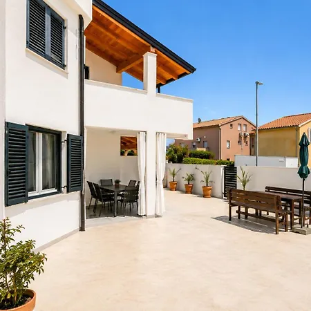 Casa Mira *